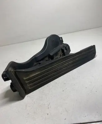 Accelerator throttle pedal