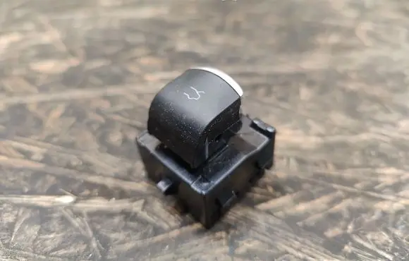 Alfa Romeo Stelvio Tailgate/boot open switch button 01561170210