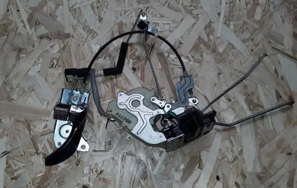 KIA Sorento Front door lock A045777 060714