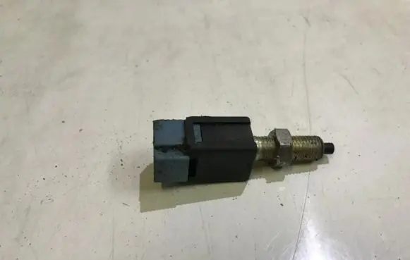 Nissan Sunny Brake pedal sensor switch