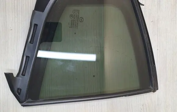 Mazda 3 III Rear vent window glass BHN972651
