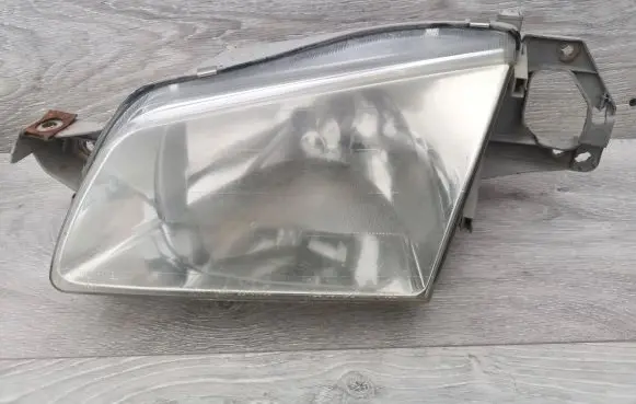 Mazda 323 Headlight/headlamp 205572B