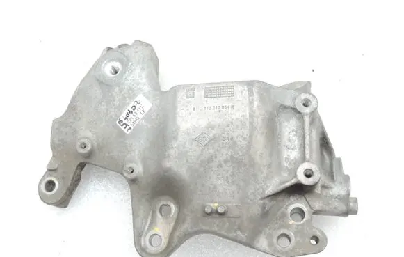Engine mounting bracket