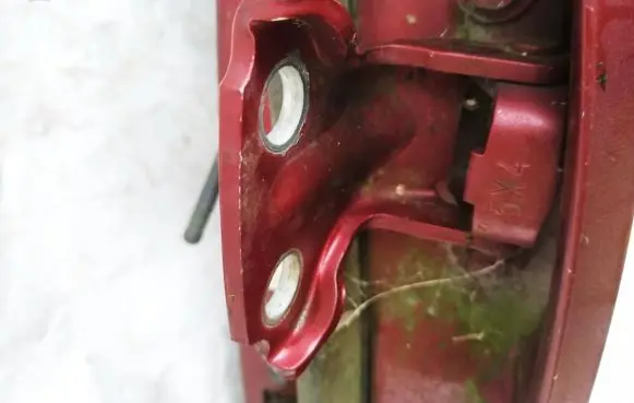 Mitsubishi Carisma Rear door lower hinge