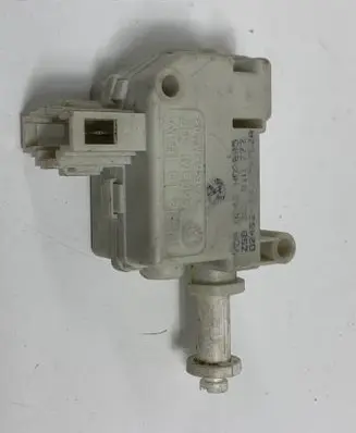 Volkswagen PASSAT B6 Central locking motor 3C0810773
