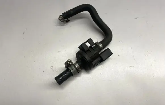 Volkswagen Golf V Turbo solenoid valve 06E906517