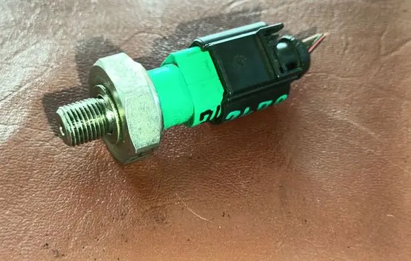 Volkswagen Touran III Oil pressure sensor 04L919081 8K0973702