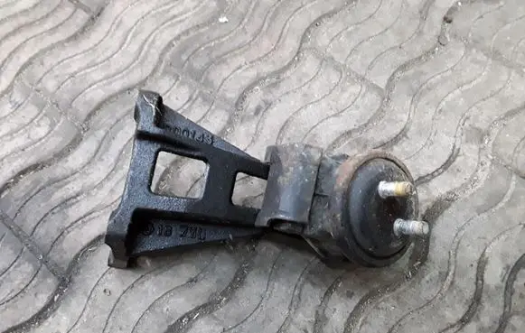 Suzuki Grand Vitara II Engine mount bracket RD0143