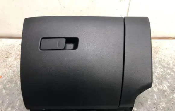 Glove box
