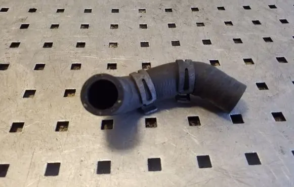 Volkswagen PASSAT B7 Engine coolant pipe/hose