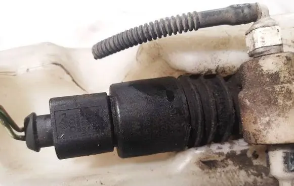 Volkswagen Polo IV 9N3 Windscreen/windshield washer pump 1J6955651