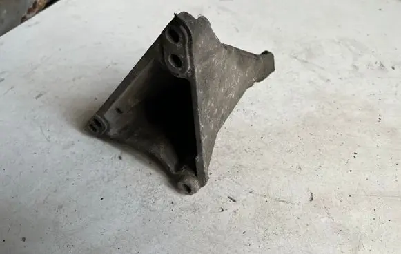 Volkswagen PASSAT B5 Engine mounting bracket 8D0199308F