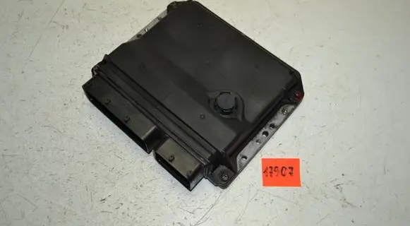 Toyota Avensis T270 Engine control unit/module 8966105D50 MB2759000201