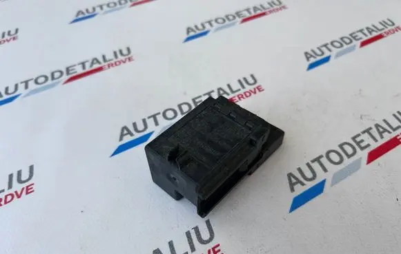 BMW 5 E39 Glow plug pre-heat relay 2246473 12212246473