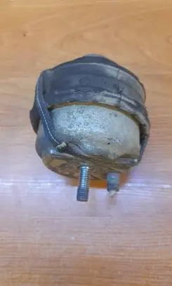 Volvo XC90 Engine mount bracket