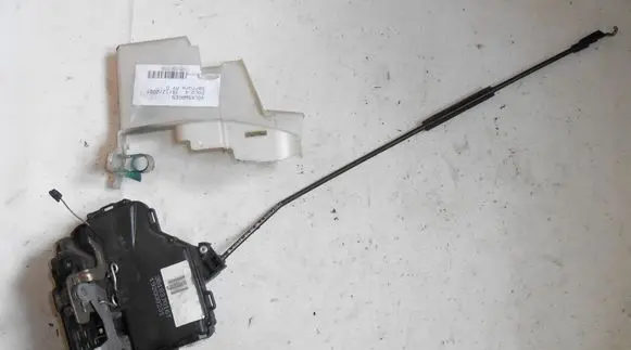 Volkswagen Polo Front door lock 3B1837016T