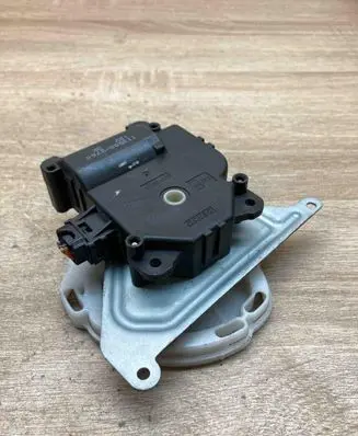 Toyota Avensis T250 Air flap motor/actuator 1138002760