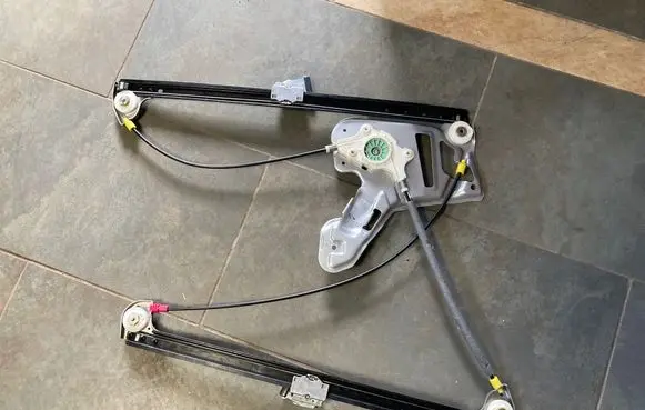 Land Rover Range Rover L322 Front window lifting mechanism without motor CUH000192