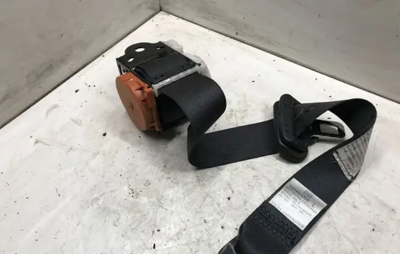 Suzuki Grand Vitara II Front seatbelt 8498065J0