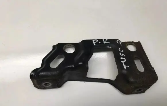 Hyundai Tucson JM Fender mounting bracket