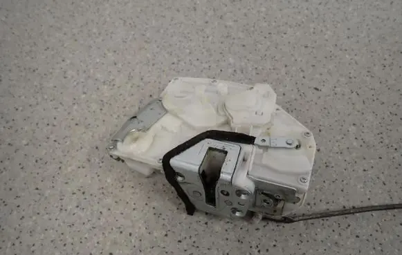 Suzuki Swift Cultus Rear door lock 