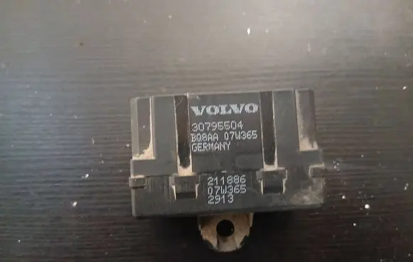 Volvo V70 Seat heating relay 30795504 211886
