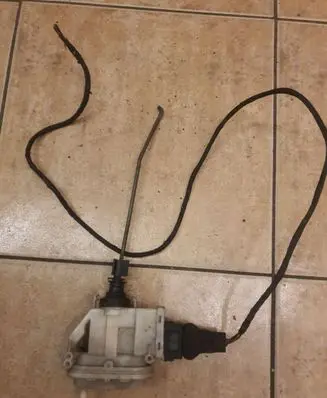 Volkswagen PASSAT B3 Central locking motor 357862153c