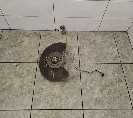 Mercedes-Benz R W251 Front wheel hub A2513301320