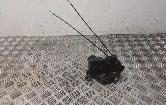 Toyota Yaris Front door lock 