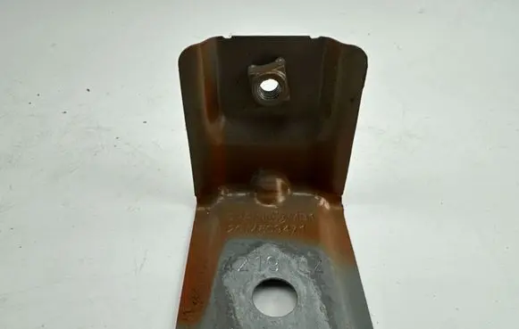 Fender mounting bracket