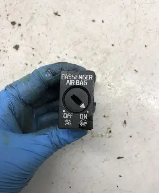 Passenger airbag on/off switch