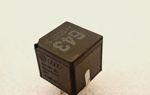 Skoda Fabia Mk2 (5J) Other relay 8K0951253 V23136B6X72
