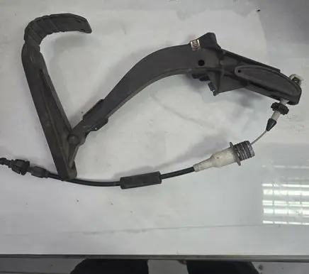 Mercedes-Benz E W124 Accelerator throttle pedal 1243011320