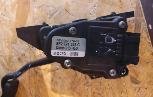 Accelerator throttle pedal