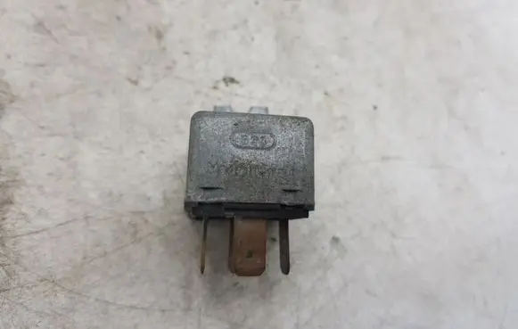 Volkswagen Golf III Other relay 0332014125