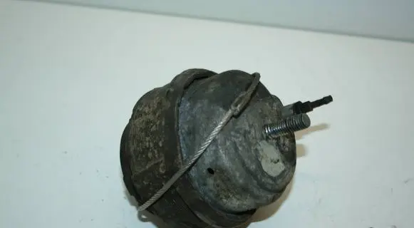 Volvo XC70 Engine mount bracket