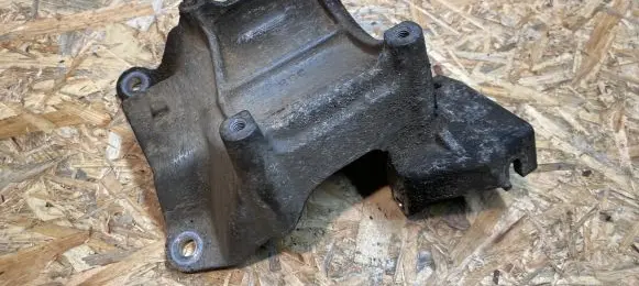 Lexus IS 200-300 Engine mounting bracket