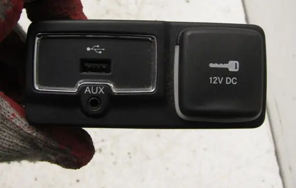 Jeep Renegade AUX in-socket connector 735604054