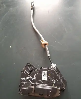 Volkswagen Tiguan Front door lock 5NB837016C