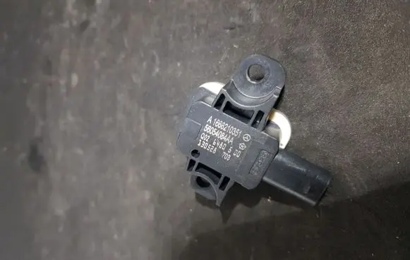 Mercedes-Benz GL X164 Airbag deployment crash/impact sensor 1668210351