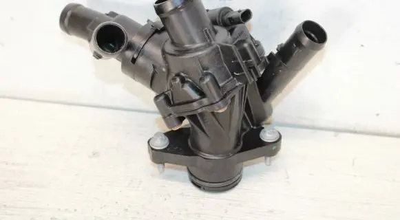 Mercedes-Benz GLA W156 Thermostat/thermostat housing A2702002200 Q01270319F