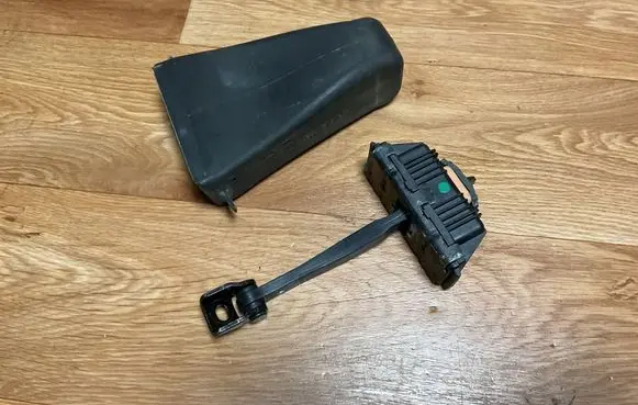 BMW 5 E60 E61 Rear door check strap stopper 7176805