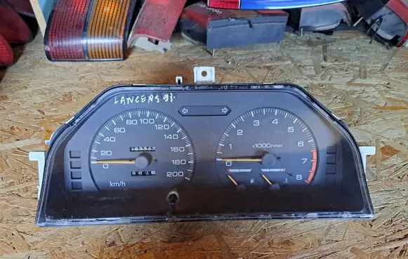 Mitsubishi Lancer Speedometer (instrument cluster) MB680657 738080
