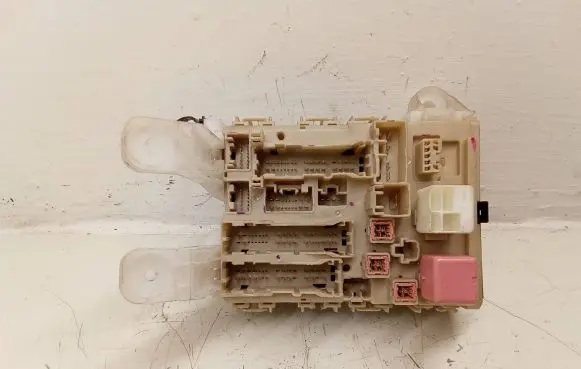 Toyota RAV 4 (XA30) Fuse module 1A130301 8273042360 0822