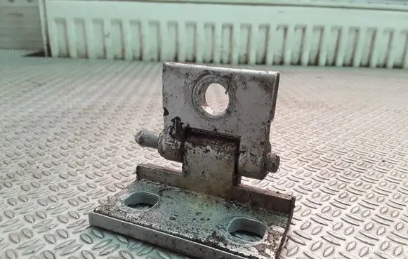 Volvo V70 Rear door lower hinge