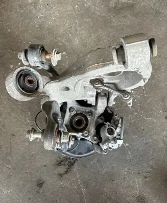 Rear wheel hub spindle/knuckle