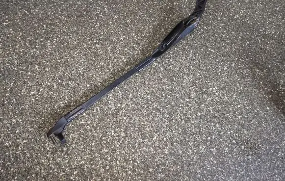 Mercedes-Benz E W211 Front wiper blade arm A2118200344