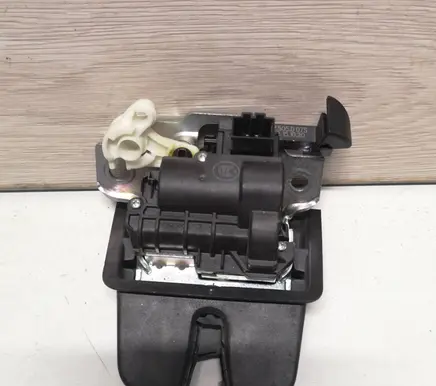 Volkswagen PASSAT Tailgate/trunk/boot lock/catch/latch 5TA827505D