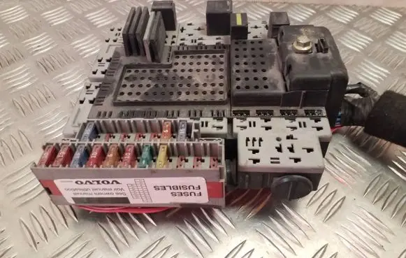 Volvo V70 Relay mounting block 8688153 8622520