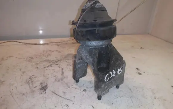 Volvo XC90 Engine mount bracket 8686517 C3815